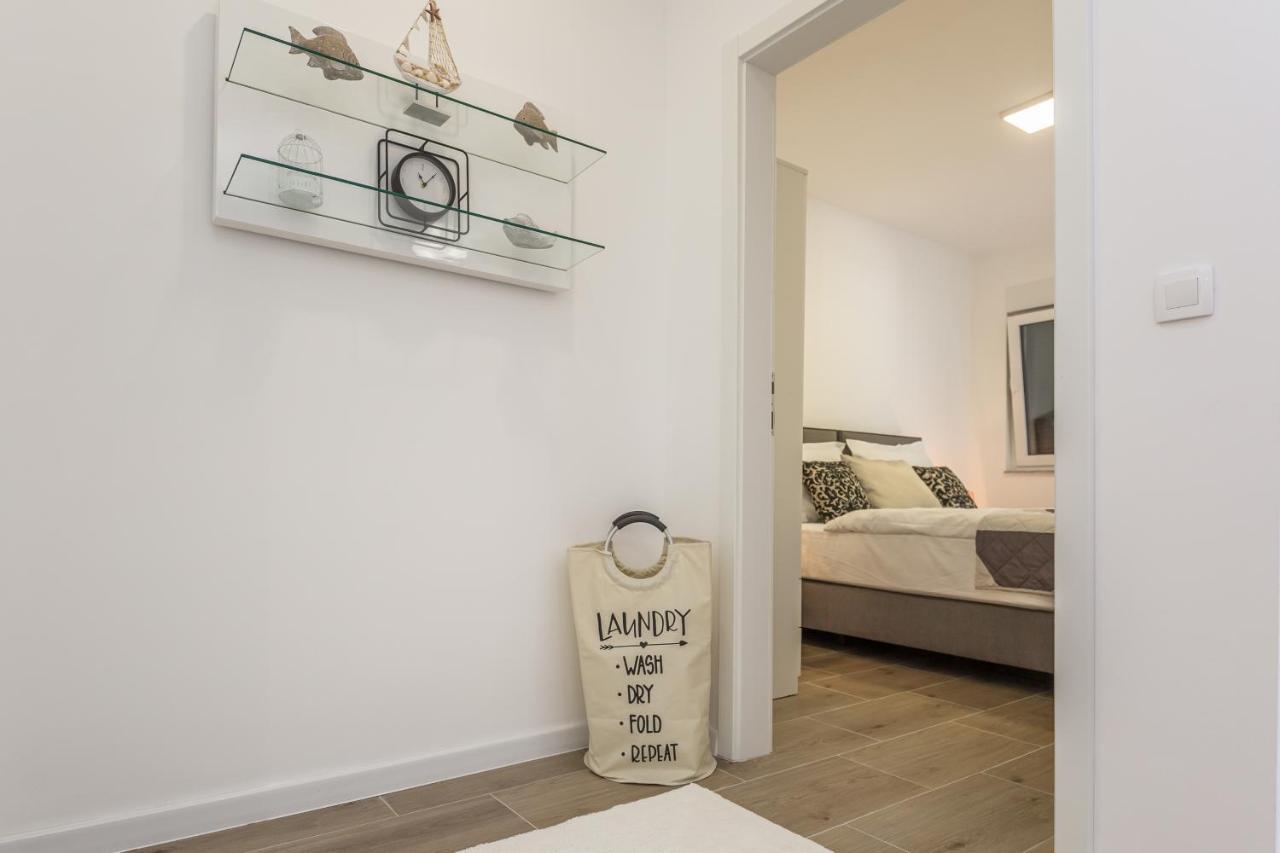 Luxury 2 Bedroom Apartment With Sea View Baška Voda Dış mekan fotoğraf