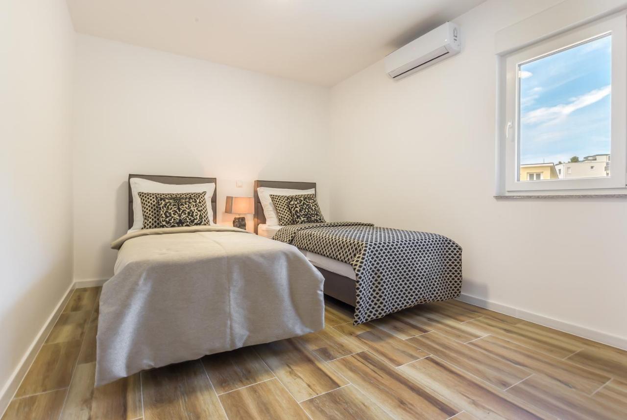 Luxury 2 Bedroom Apartment With Sea View Baška Voda Dış mekan fotoğraf