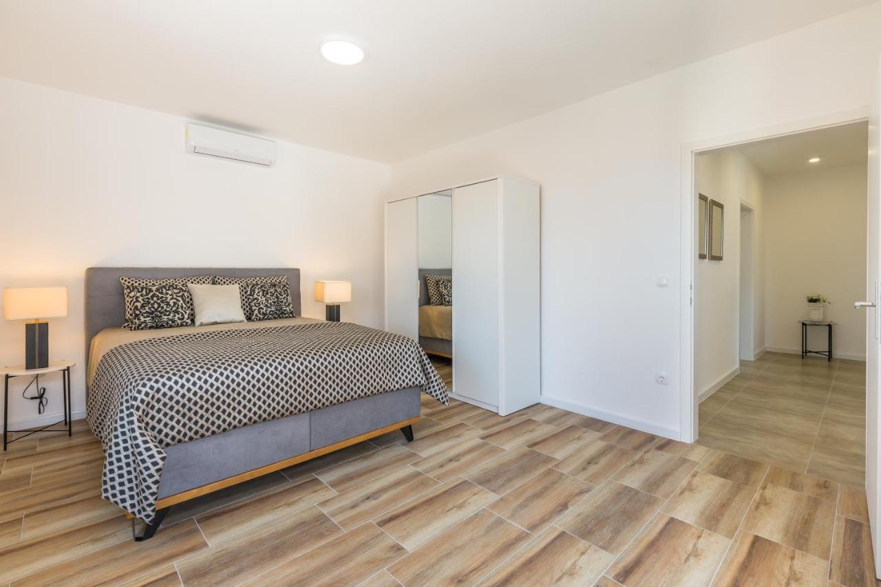 Luxury 2 Bedroom Apartment With Sea View Baška Voda Dış mekan fotoğraf