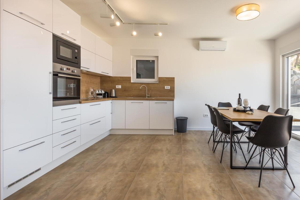 Luxury 2 Bedroom Apartment With Sea View Baška Voda Dış mekan fotoğraf